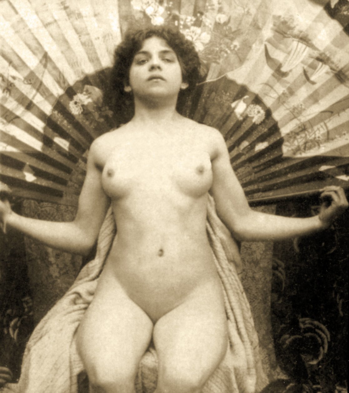 Nu féminin posant avec un grand éventail, c.1900 - Unknown