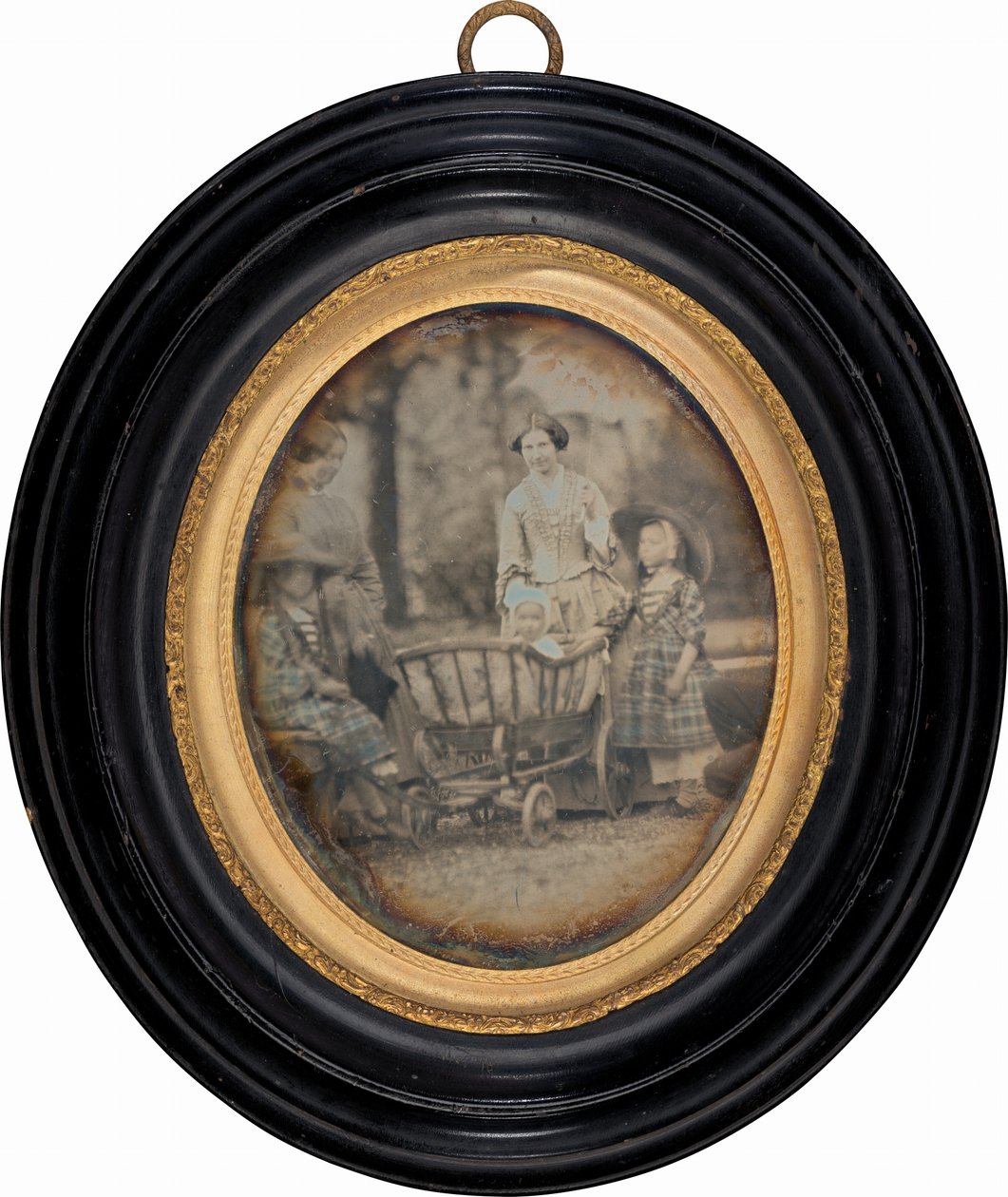 Deux femmes et trois enfants dans un jardin - Unknown 19th Century