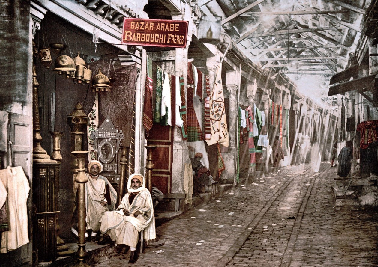 Le souk el Trouck à Tunis : boutique avec enseigne en français « Bazaar arabe frères Barbouchi ». Photochrome v. 1900 - Unknown artist