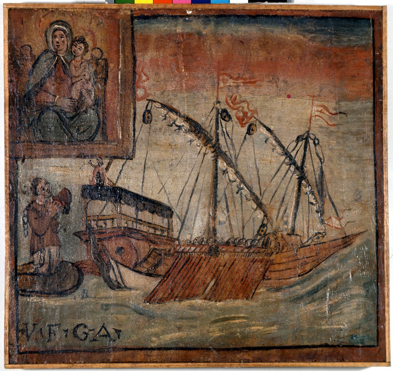 À gauche, une ancienne galère portant encore les chaînes remercie Madonna dell