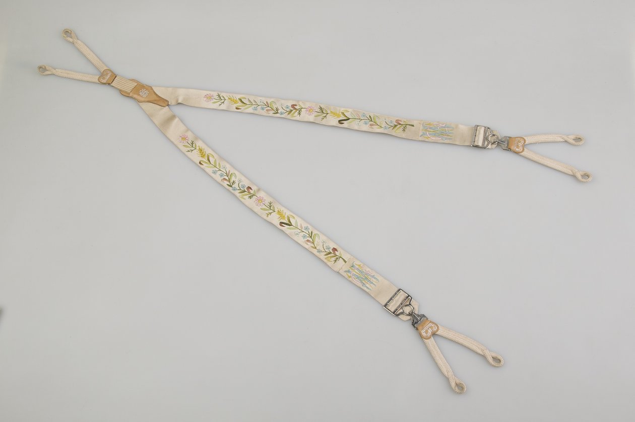 Bretelles, c.1880, satin blanc brodé, cuir, argent, fabricant inconnu - Unknown artist