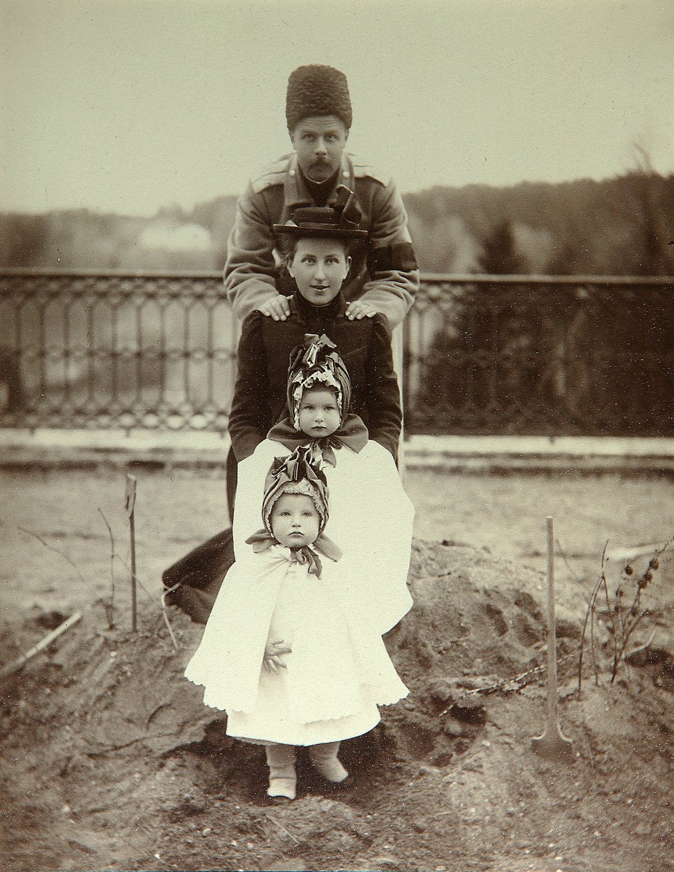 La famille du duc Fyodor Uvarov dans le domaine de campagne Porechye. Photo albuminée - Unknown artist