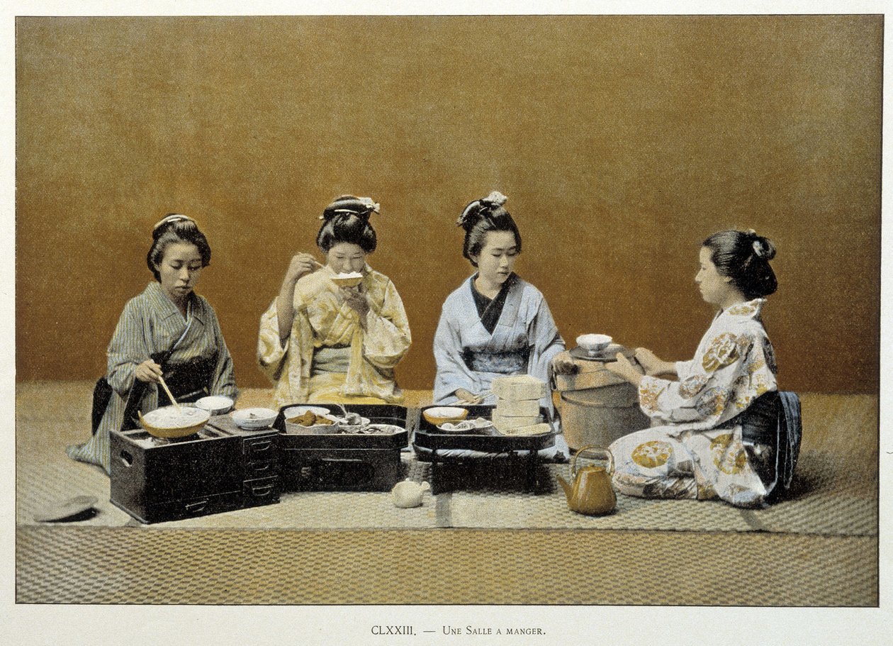 Une salle à manger au Japon : femmes mangeant du riz avec des baguettes et l