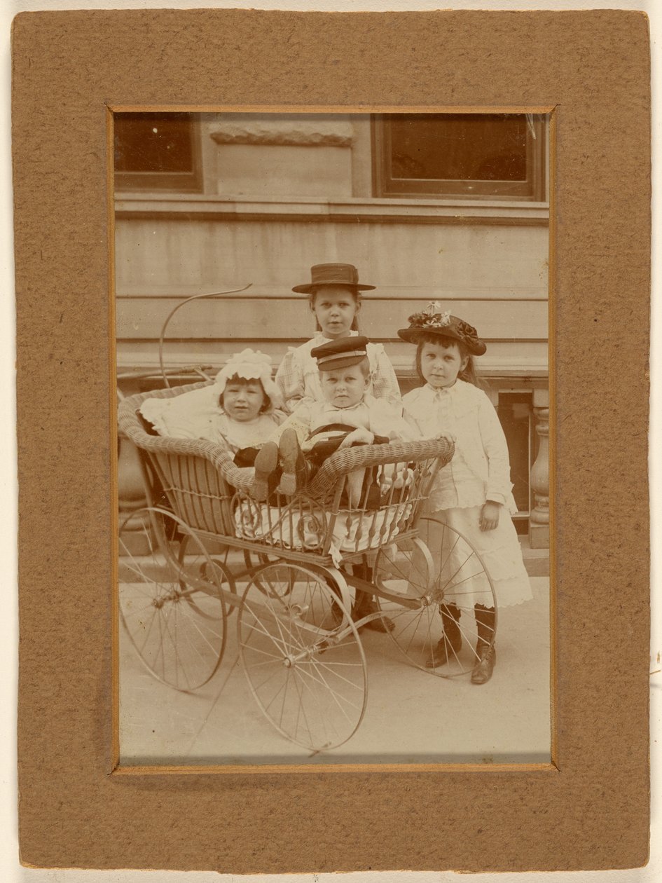 [Quatre enfants à New York : deux dans une poussette, deux debout] - Unknown artist