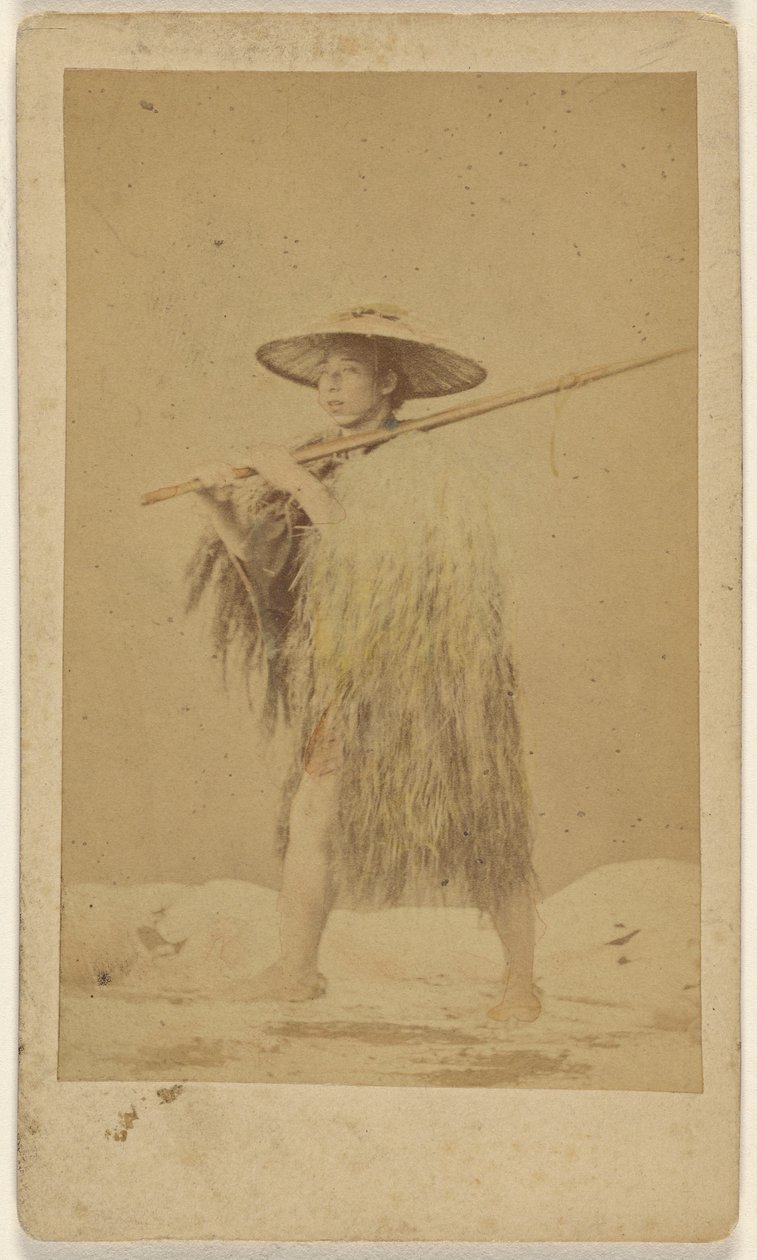 [Japonais portant une cape de pluie et un chapeau de paille, muni d