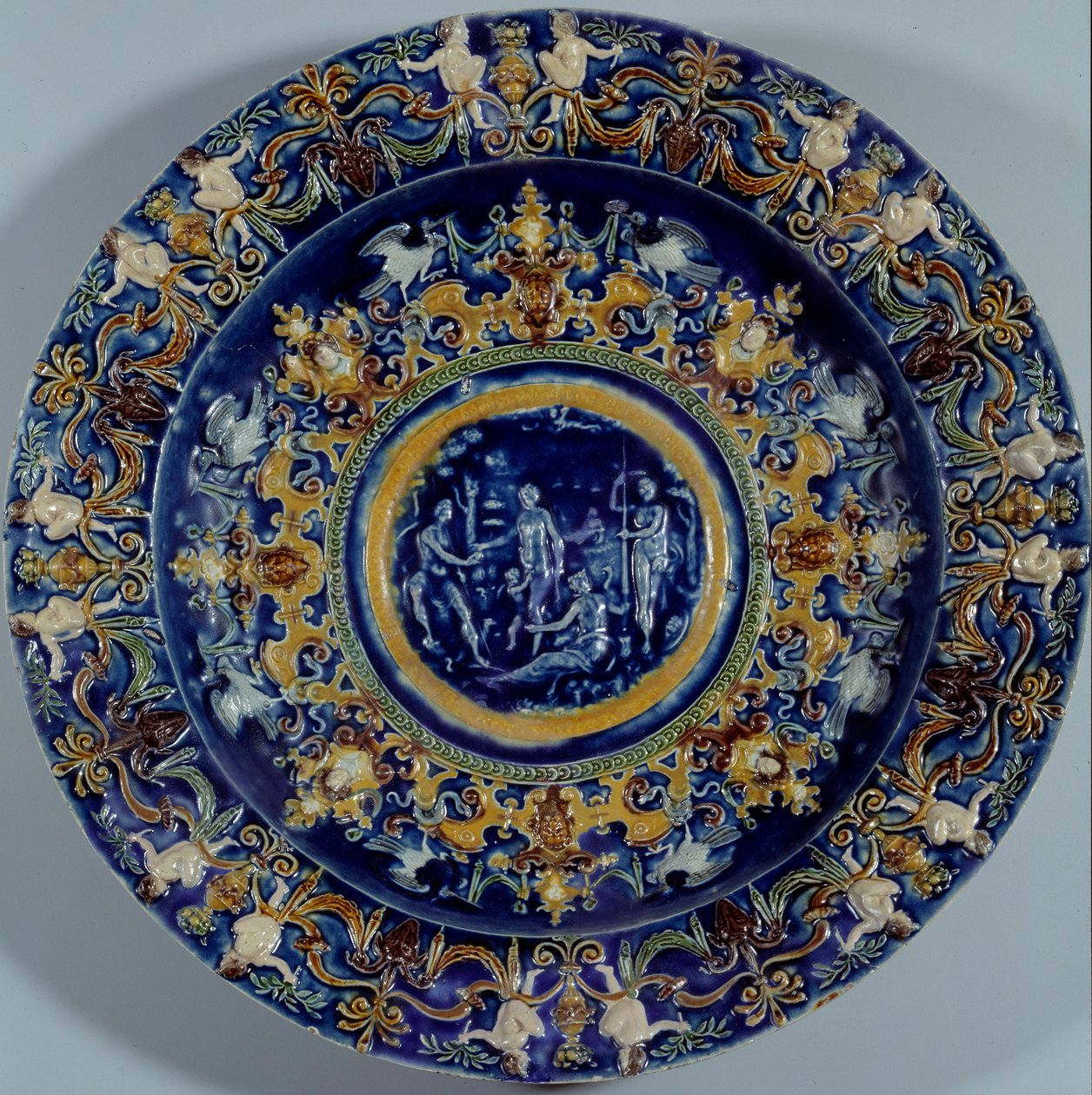 Grand plat en faïence polychrome représentant le Jugement de Paris (1550-1600) - Unknown artist