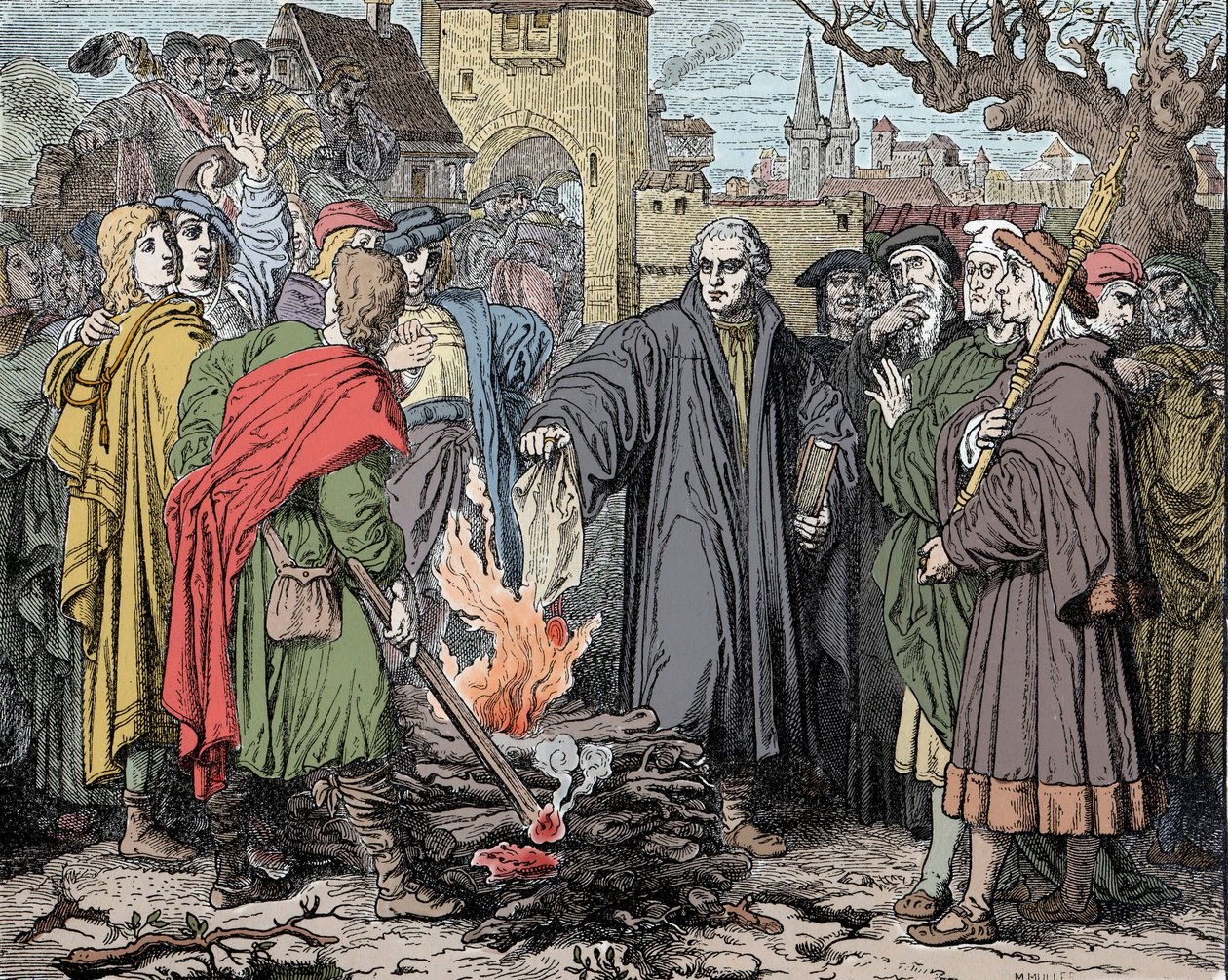 Martin Luther (1483-1546) à Wittenberg brûle la bulle d