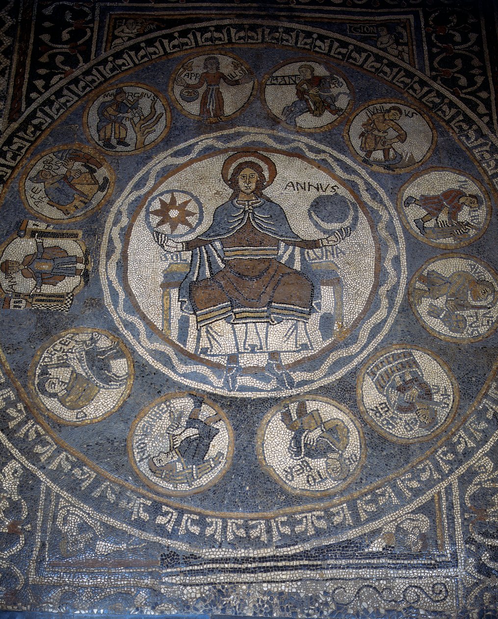 Sol en mosaïque représentant les mois de l