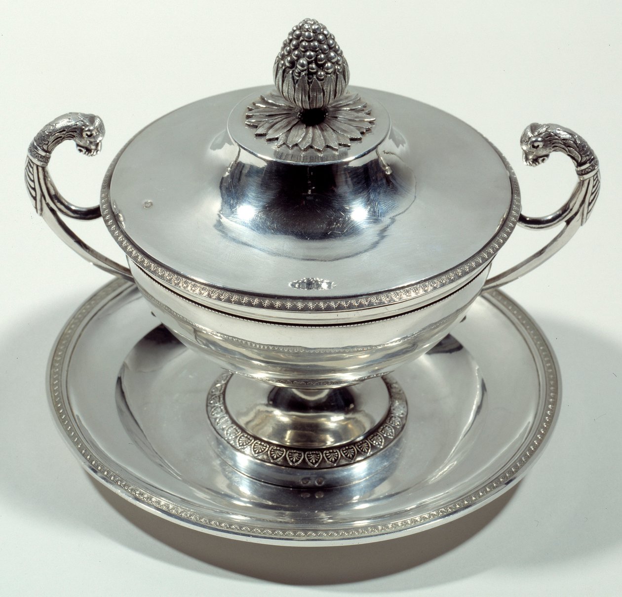 Coupe en argent avec sommet en forme de pomme de pin - Unknown artist