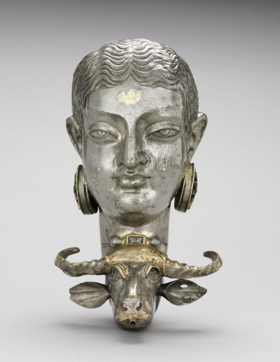 Femme et rhyton de buffle d