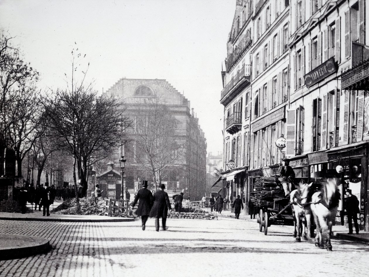 Une rue de Paris avec le théâtre de l