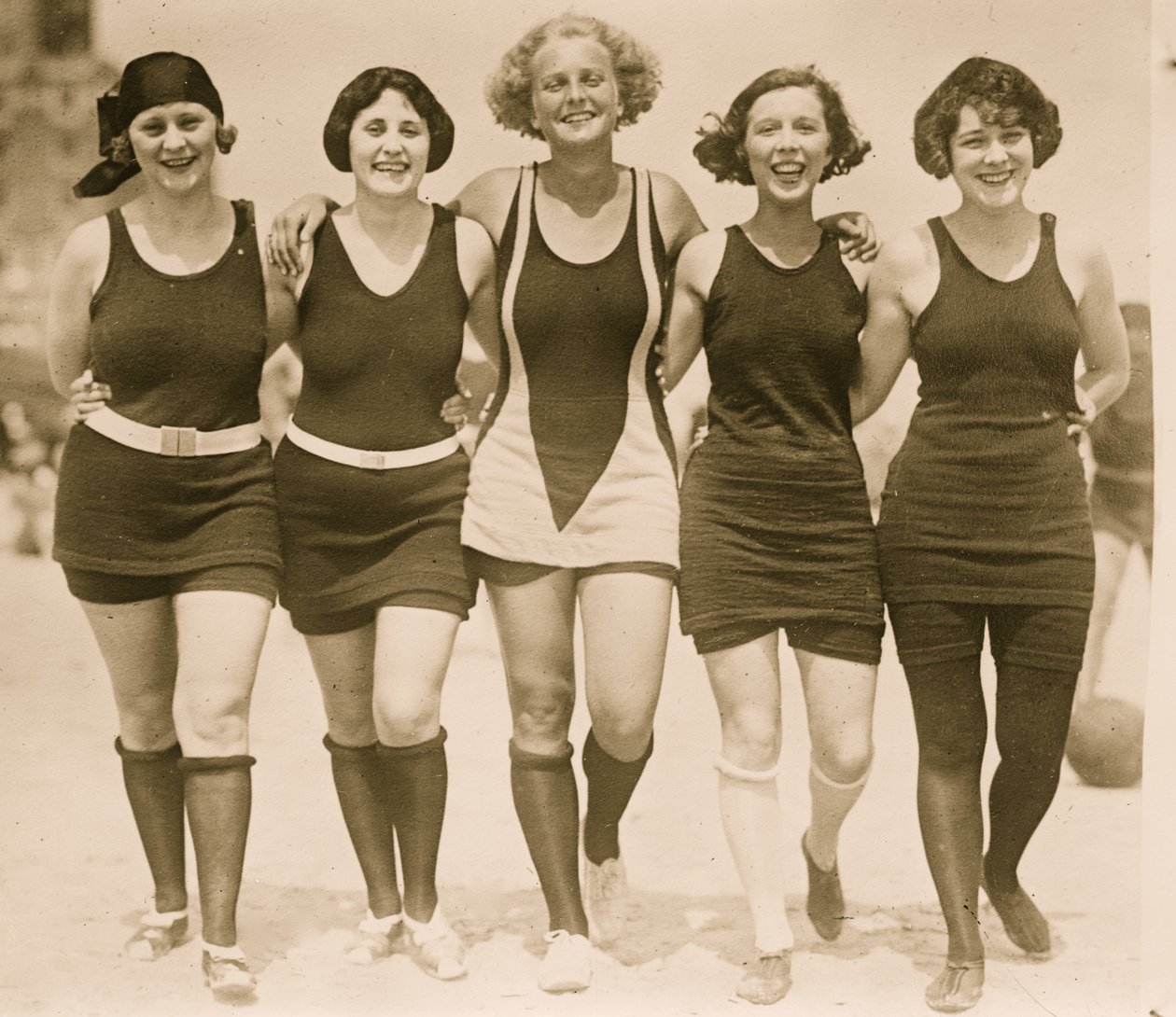 Des beautés bras dessus bras dessous sur la plage (photo) - Unknown photographer
