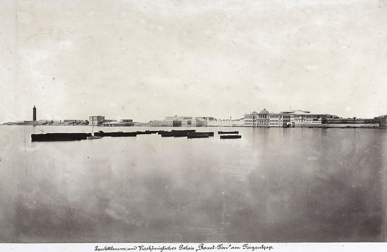 Bateaux au milieu de la mer avec une partie de la ville d