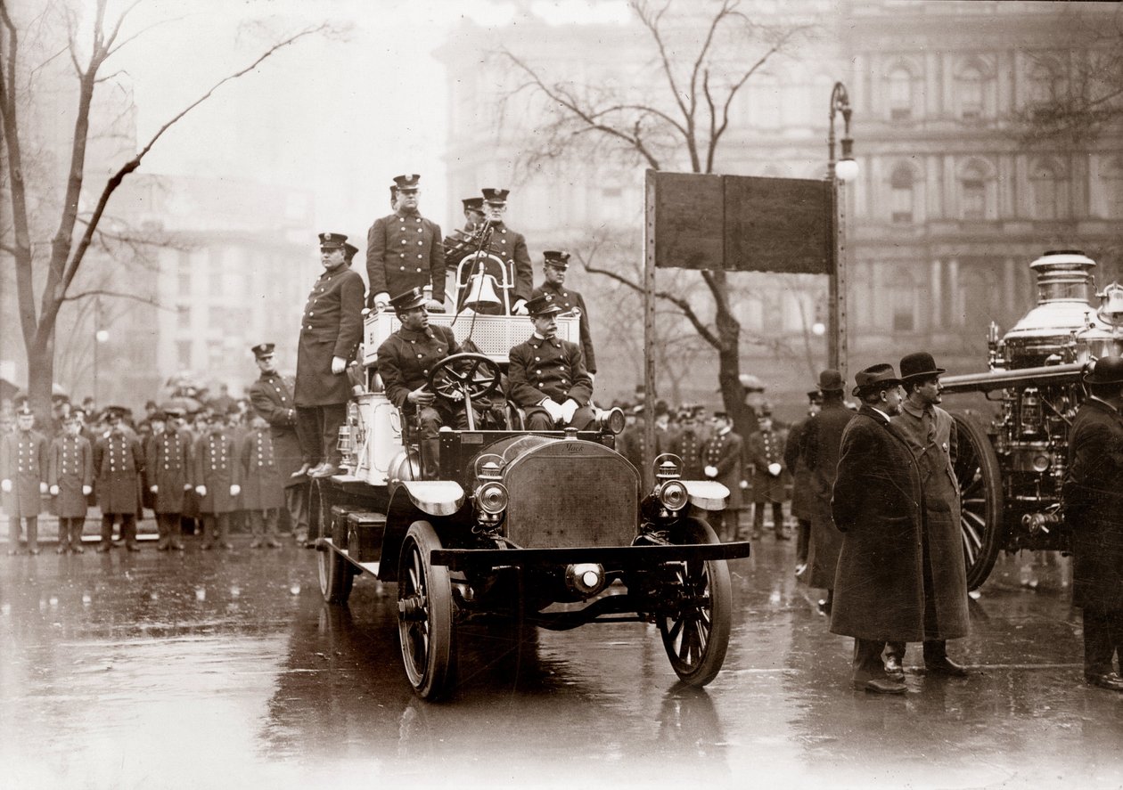 Brigades de pompiers équipées de nouvelles pompes à incendie et de véhicules, New York 1913. Photographie - Unknown photographer