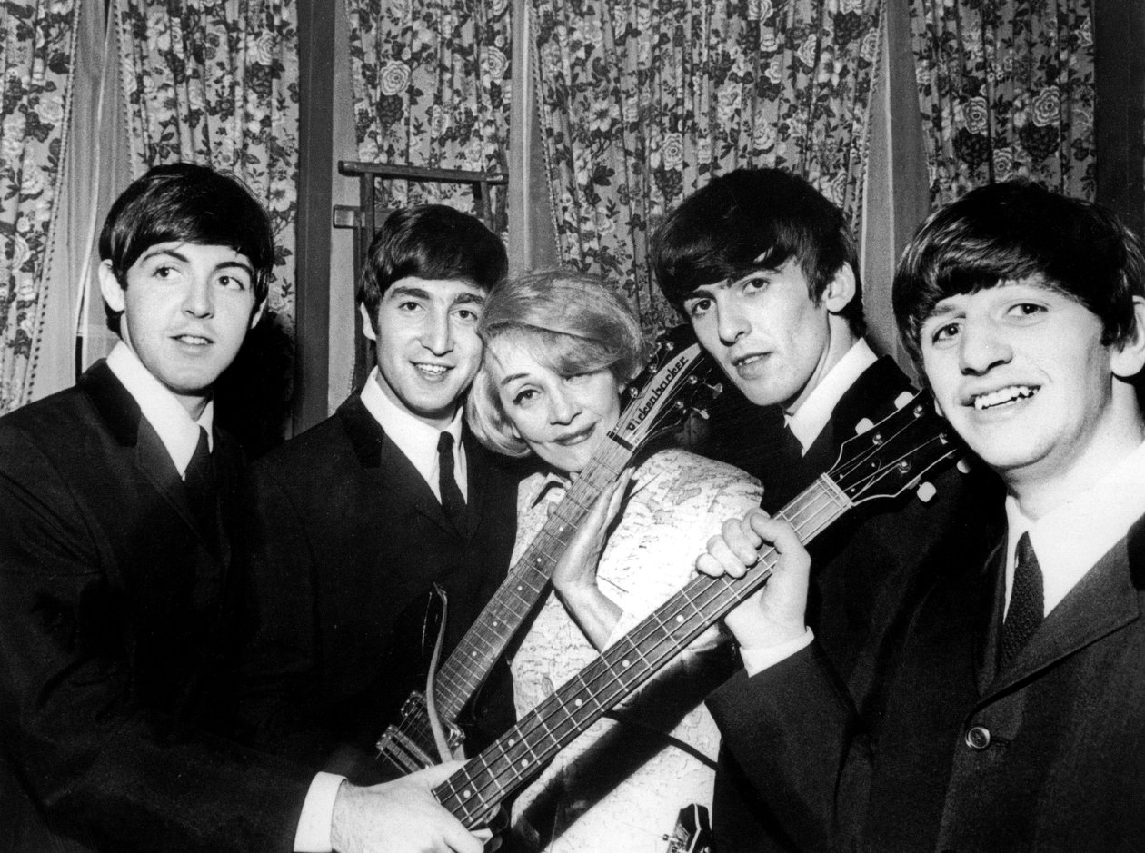 Marlene Dietrich avec le groupe Beatles Paul McCartney John Lennon George Harrison et Ringo Starr Novembre 1963 - Unknown photographer