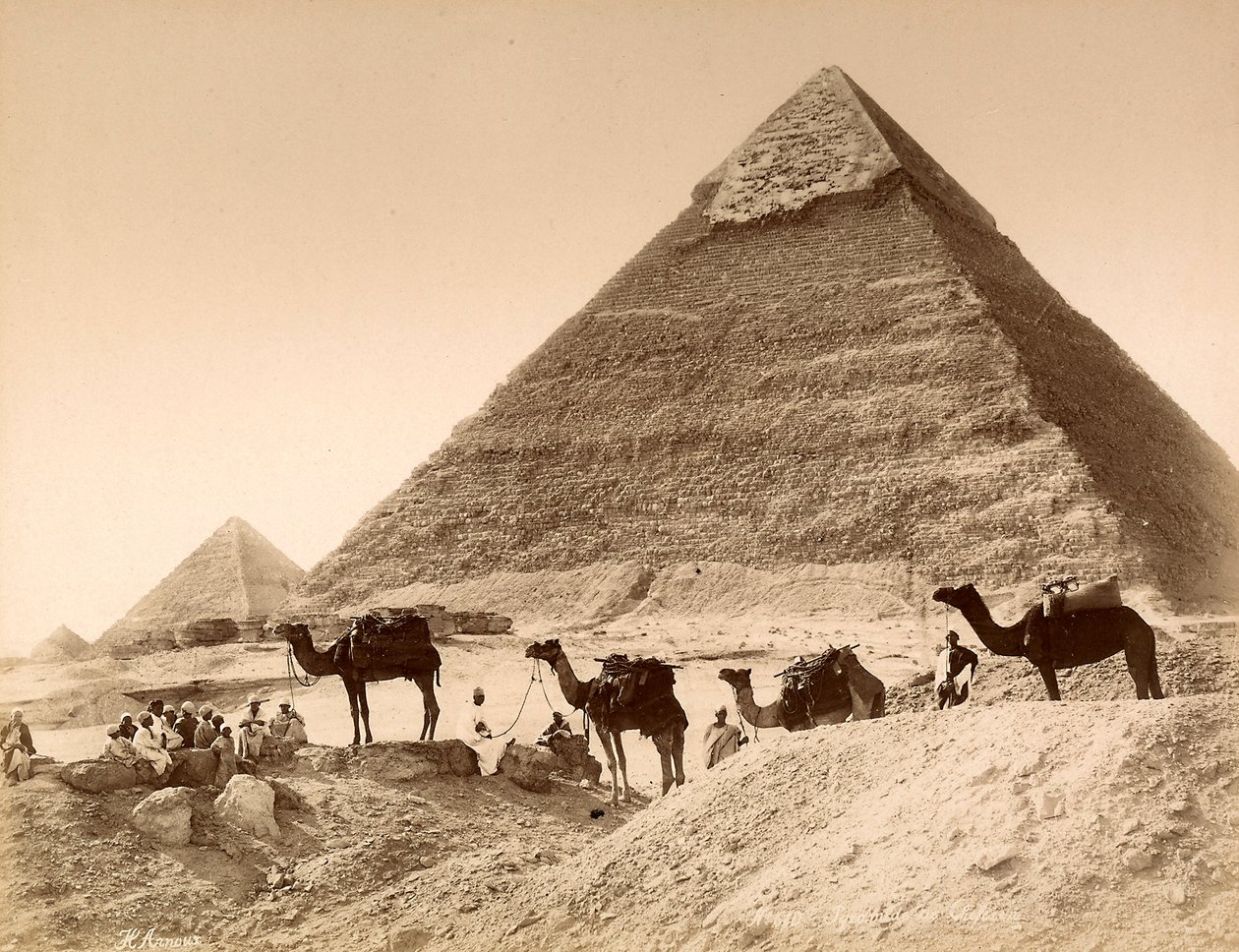 Hommes et chameaux devant la pyramide de Khéphren - Unknown photographer