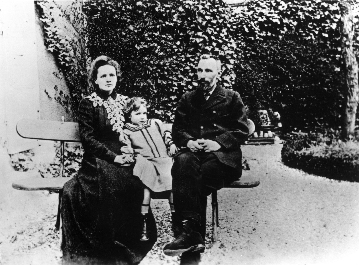 Pierre (1859-1906) et Marie Curie (1867-1934) assis sur un banc dans un jardin - Unknown photographer