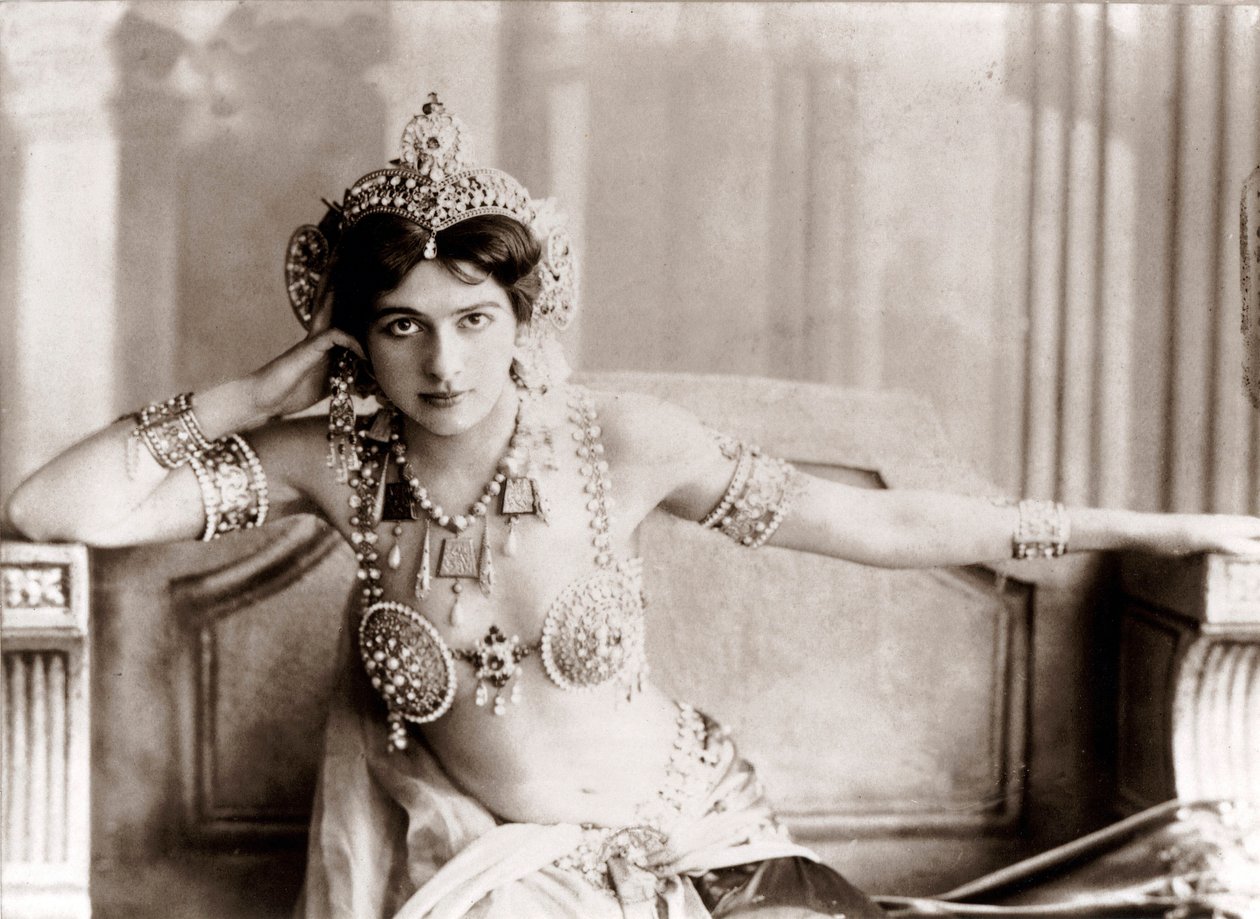 Portrait de Margaretha Geertruida Zelle, connue sous le nom de Mata Hari, danseuse et espionne néerlandaise, 20e siècle (photo) - Unknown photographer