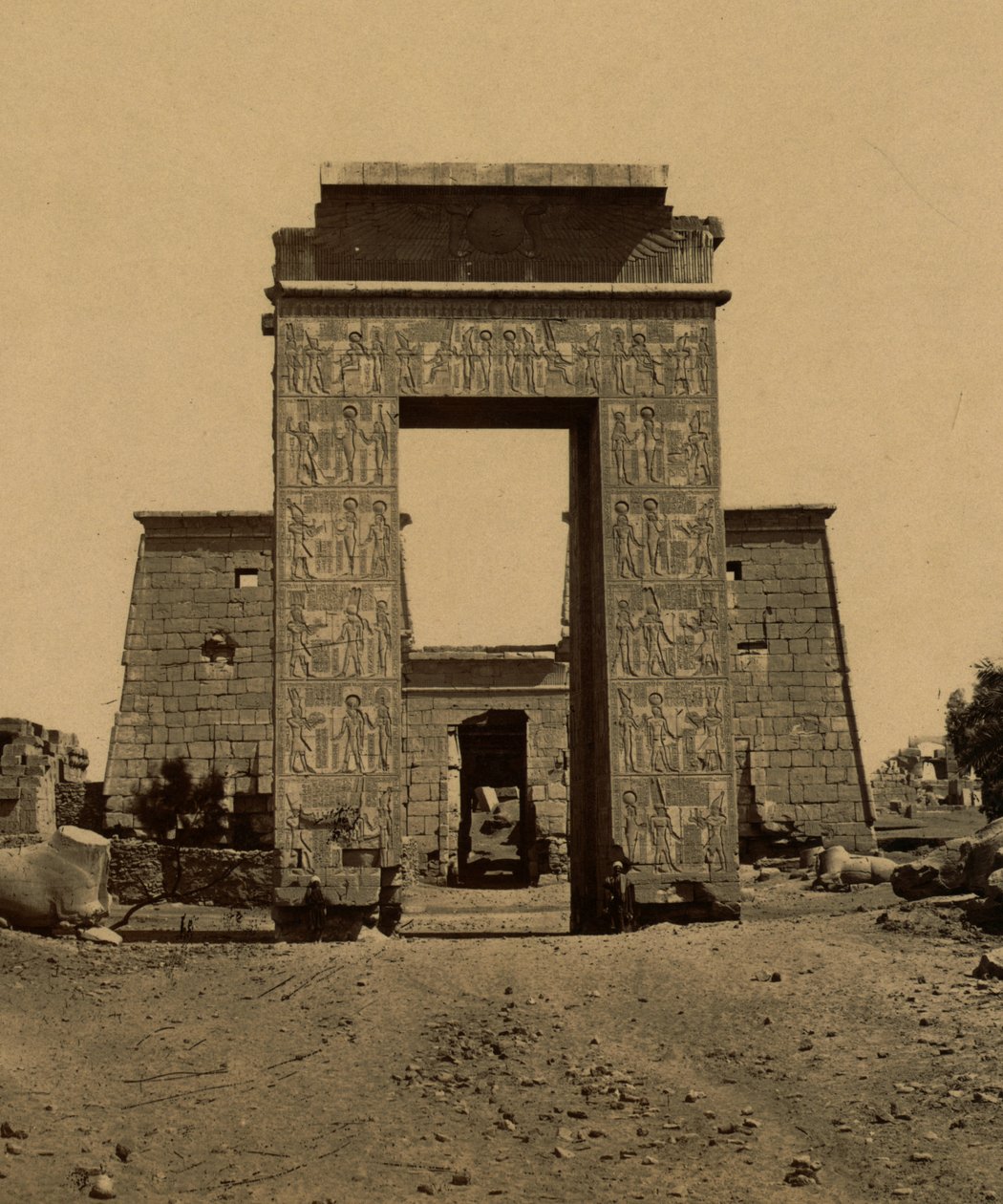 Propylon (arc de triomphe) et pylône dans la vallée des Rams, partie du temple de Ramsès IV à Thèbes. 1880 (photo) - Unknown photographer