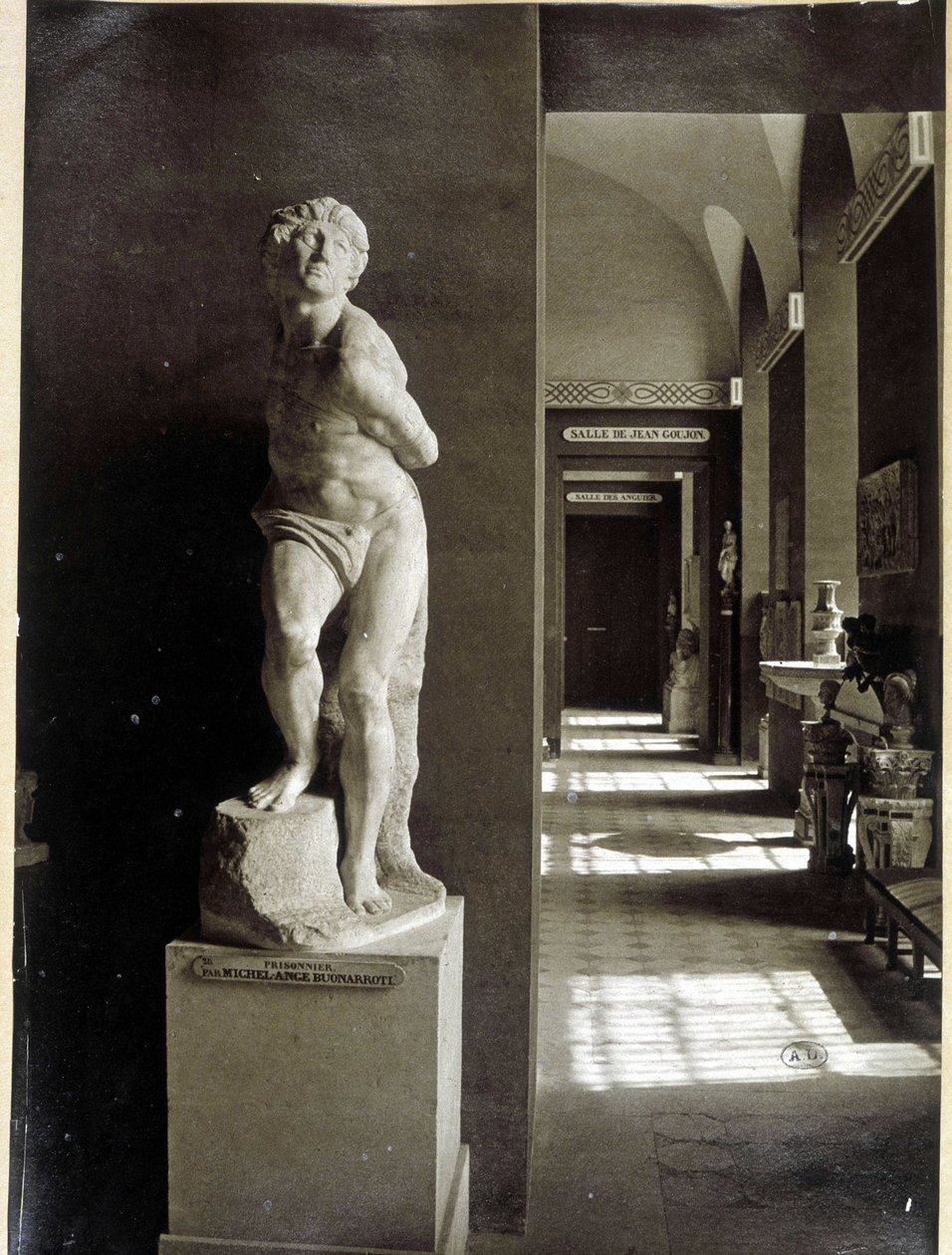 Le Louvre et "Le Prisonnier" de Michel-Ange - Unknown photographer
