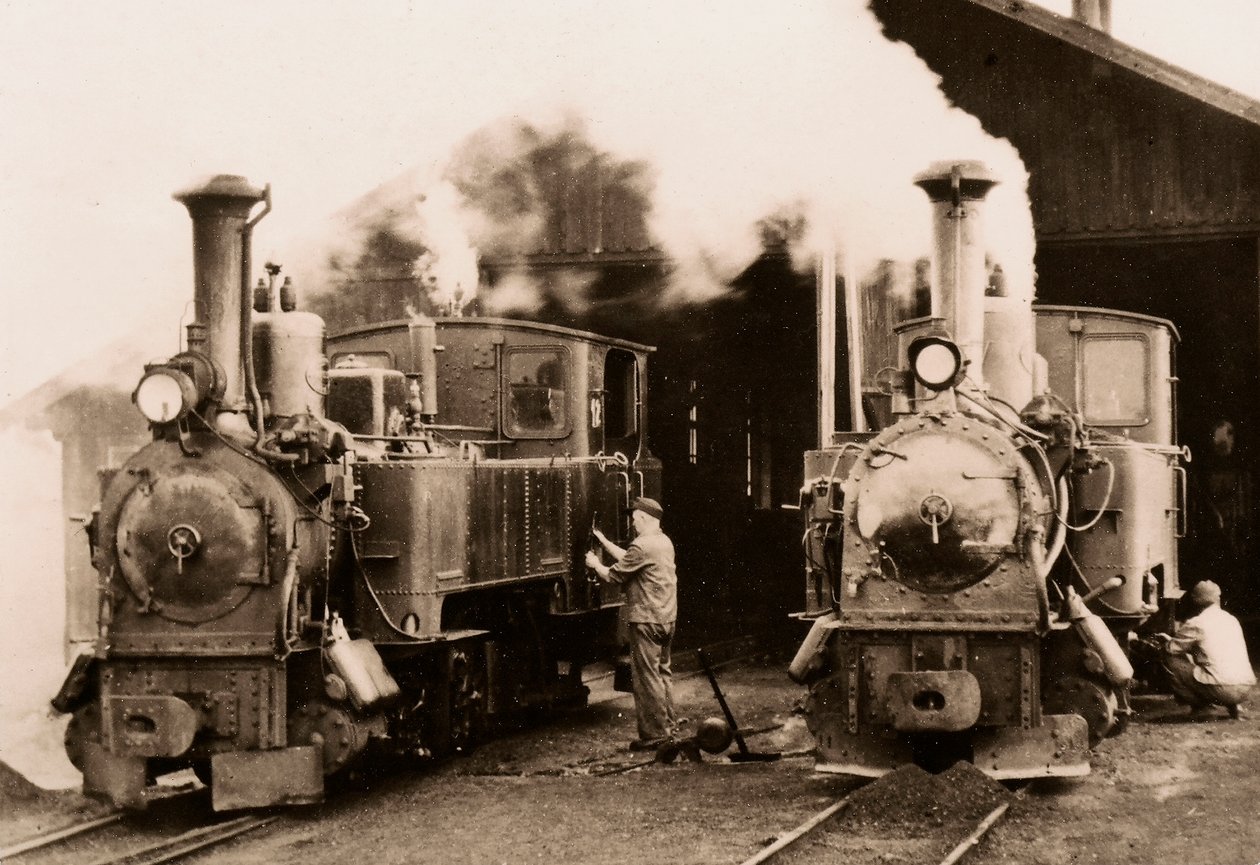 Deux locomotives à vapeur en maintenance par deux ouvriers - Unknown photographer