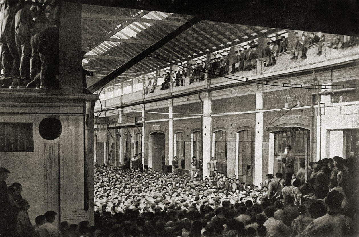 Ouvriers rassemblés dans une usine de Turin pendant le Biennio Rosso en 1920, Histoire du mouvement ouvrier (photo n/b) - Unknown photographer