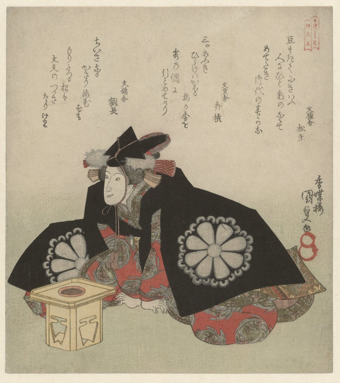 Femme assise devant un autel d