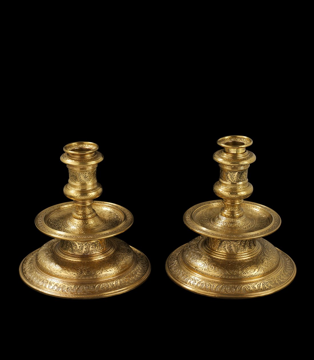 Paire de chandeliers en laiton gravé, retravaillés plus tard, dorés et ajout de douilles amovibles et de bases en bois, 1500-25 - Venetian School