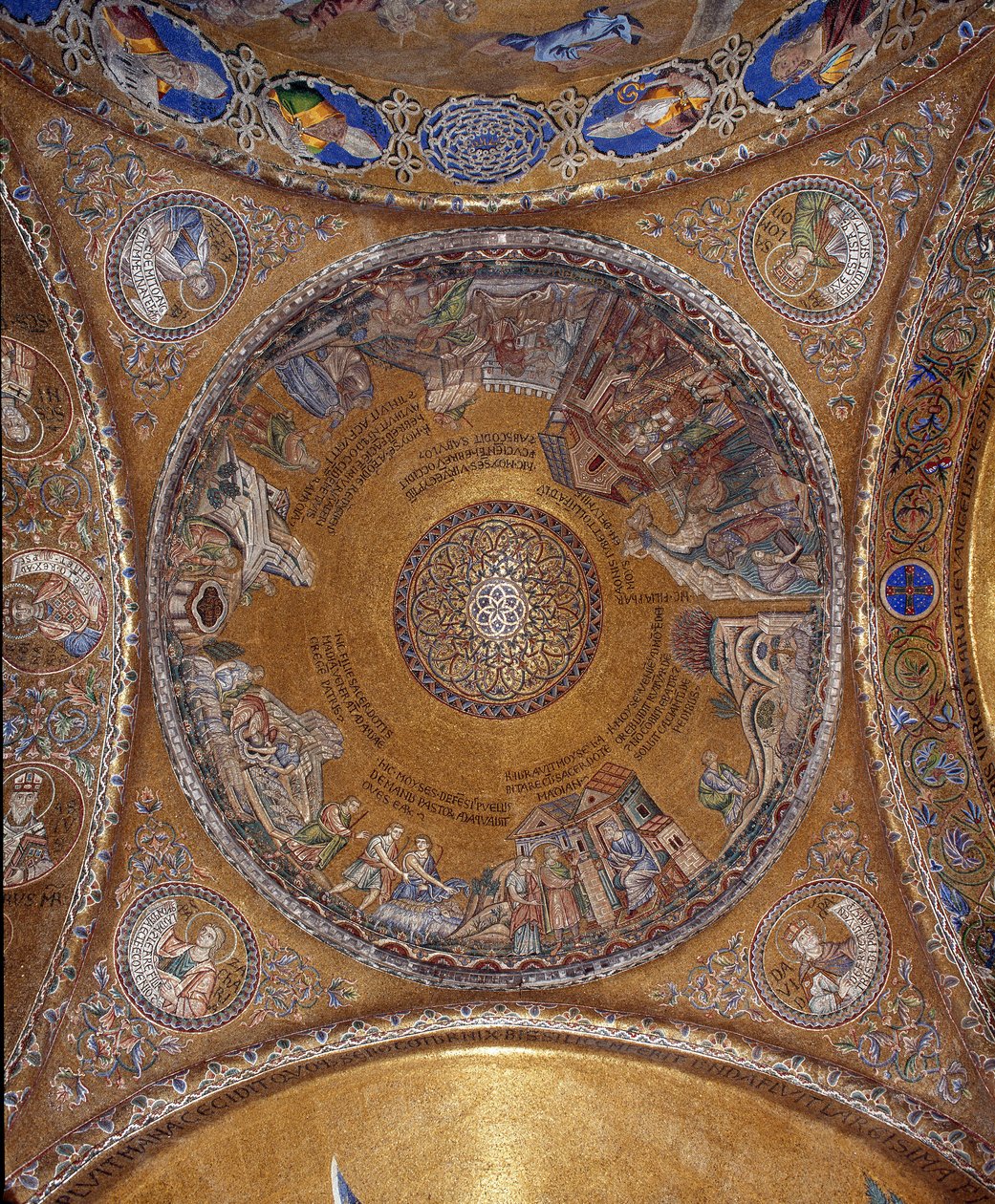 Vue du dôme avec des mosaïques sur fond doré illustrant la vie de Moïse. Dans les pendentifs, les quatre prophètes Salomon, David, Zacharie, Malachie. Début du XIIIe siècle. Basilique San Marco - Veneto Byzantine School