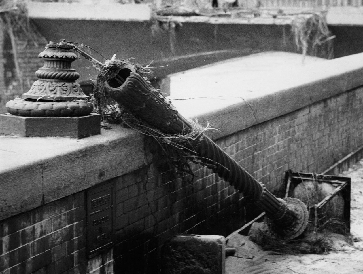 Lampadaire brisé par la force des eaux à Florence, novembre 1966 (photo n/b) - Vincenzo Balocchi
