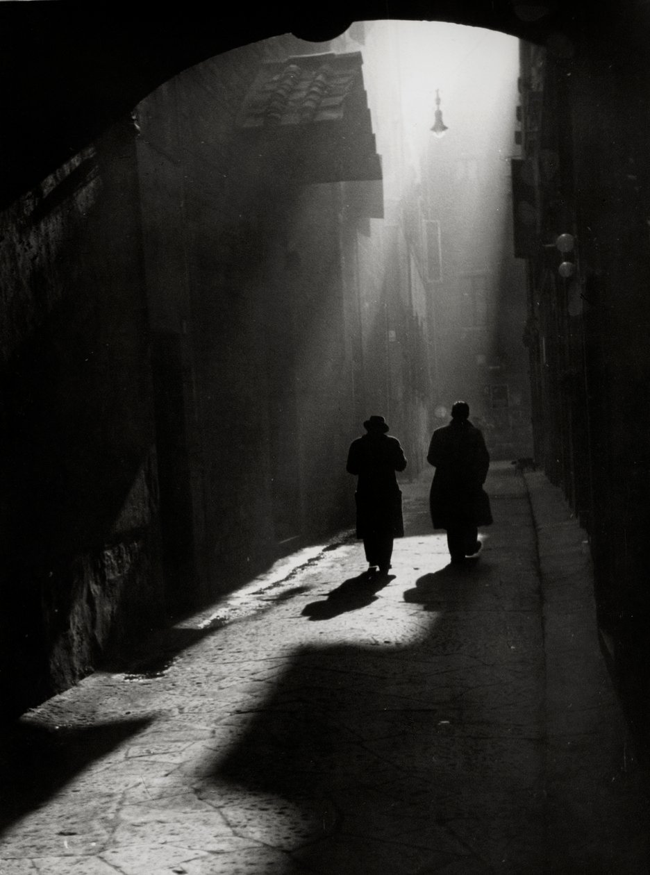 Deux hommes marchent dans une petite rue typique de Florence - Vincenzo Balocchi