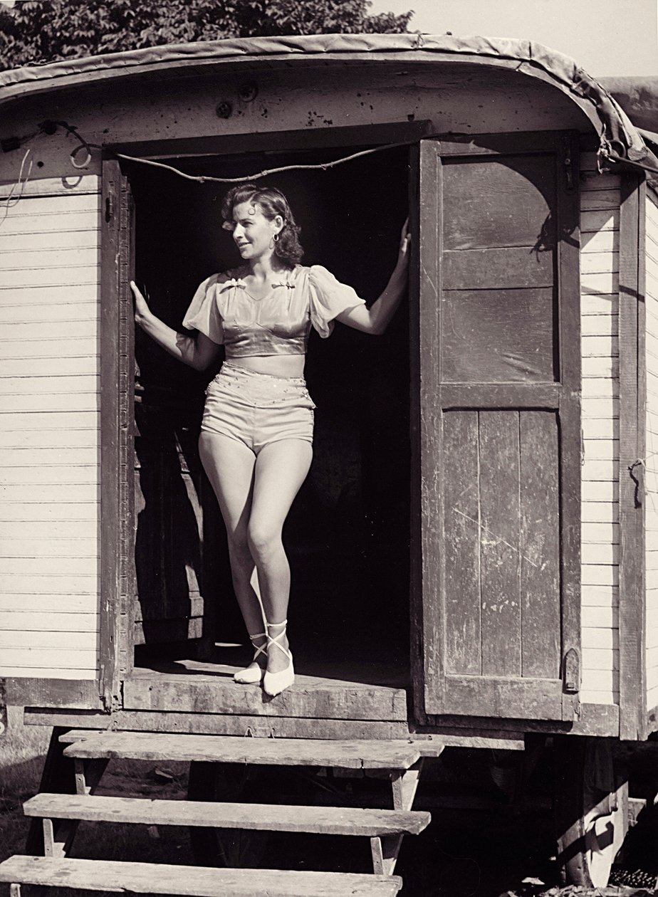 Jeune femme sur une voiture de cirque, vers 1960 (photo n/b) - Vincenzo Balocchi