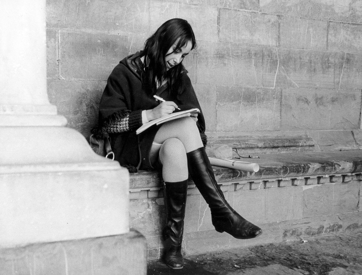 Jeune femme écrivant sous la Loggia del Lanzi à Florence, vers 1965 (photo n/b) - Vincenzo Balocchi