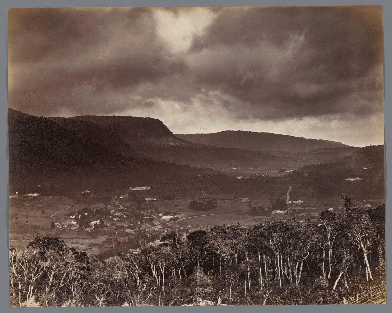Vue sur Nuwara Eliya depuis Oliphant Estate, Ceylan - W.L.H. Skeen and Co.