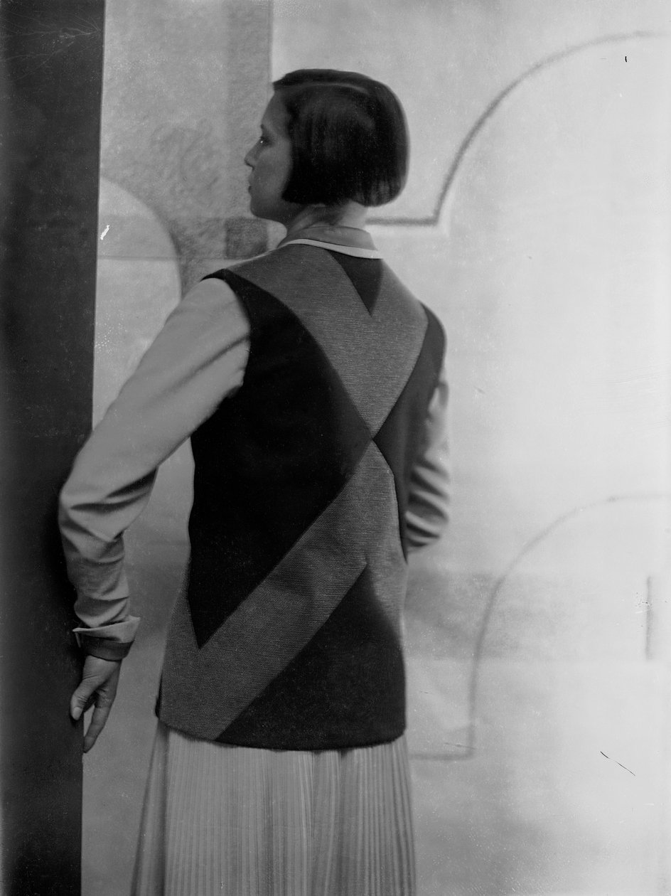 Portrait de Marion Wulz dans une robe dessinée par Anita Pittoni, vers 1940 (photo n/b) - Wanda Wulz