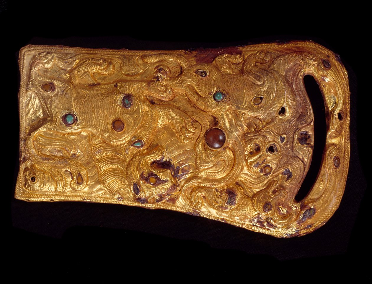 Art chinois : boucle de ceinture en or incrustée de pierres précieuses. Dynastie Han occidentale (206 av. J.-C.-25 apr. J.-C.). Paris, Musée Cernuschi - Western Han Dynasty Chinese School