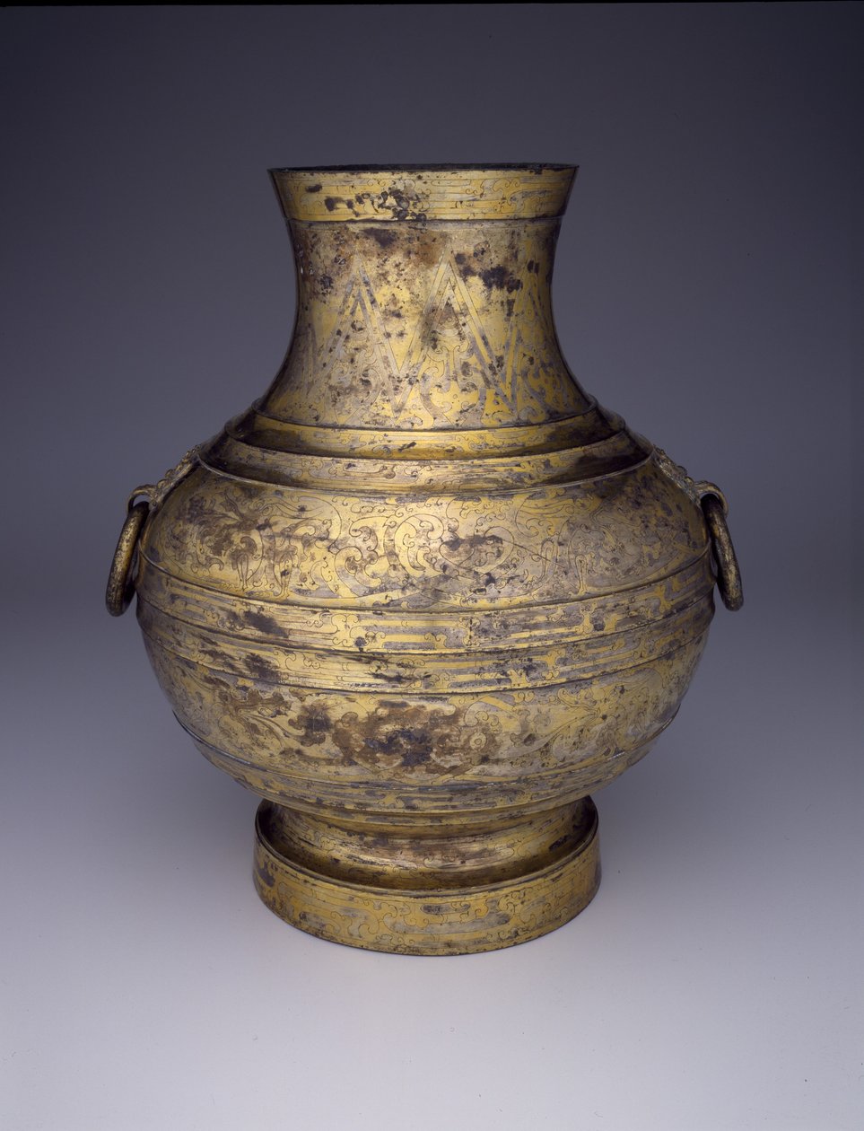Vase de stockage (Hu ou Zhong) avec dragons entrelacés et nuages stylisés - Western Han Dynasty Chinese School