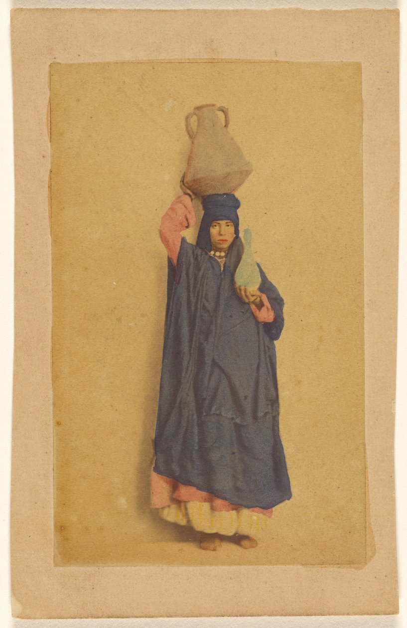Femme portant des cruches d