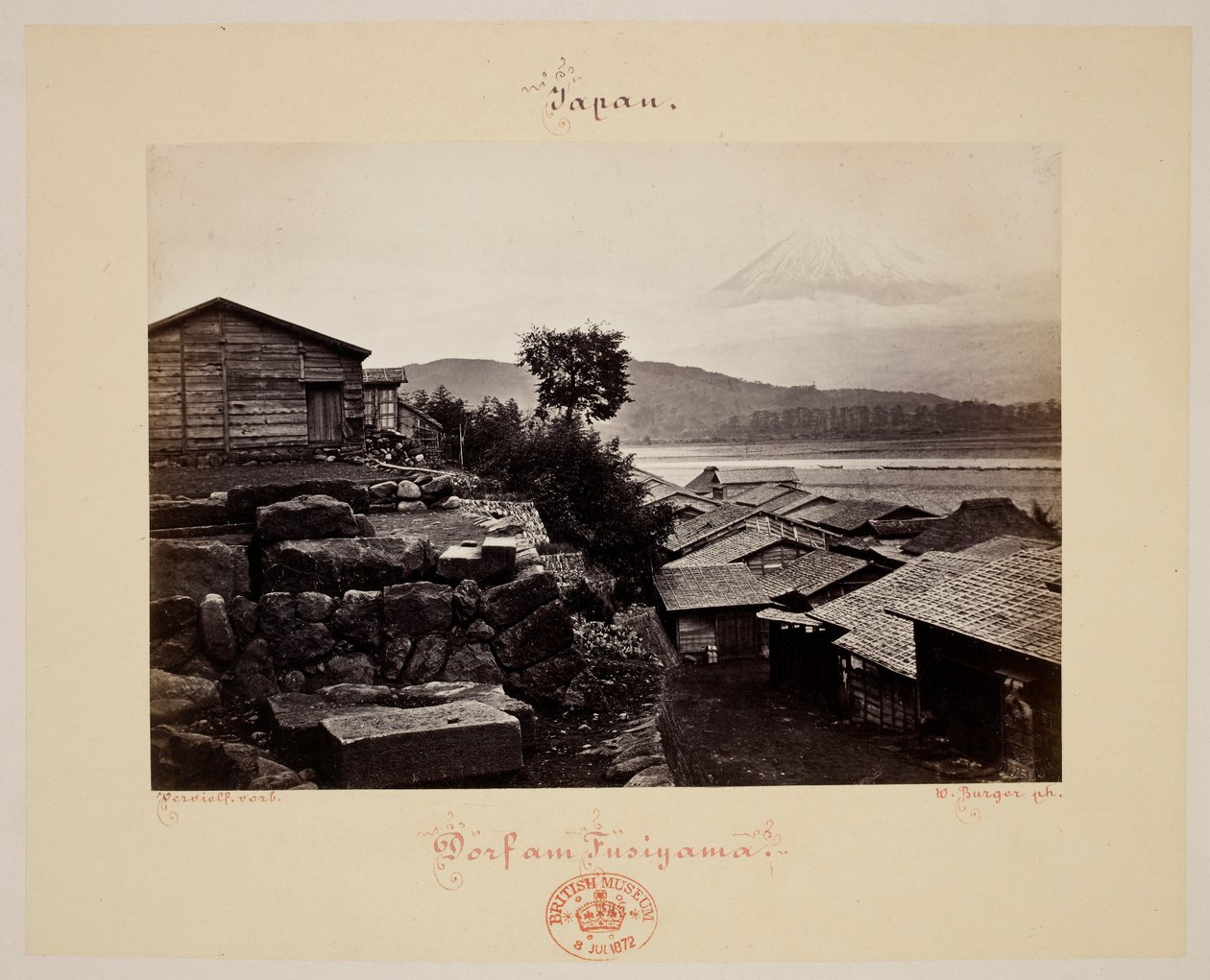 Fusiyama. Maison et Mont Fuji en arrière-plan - Wilhelm J. Burger