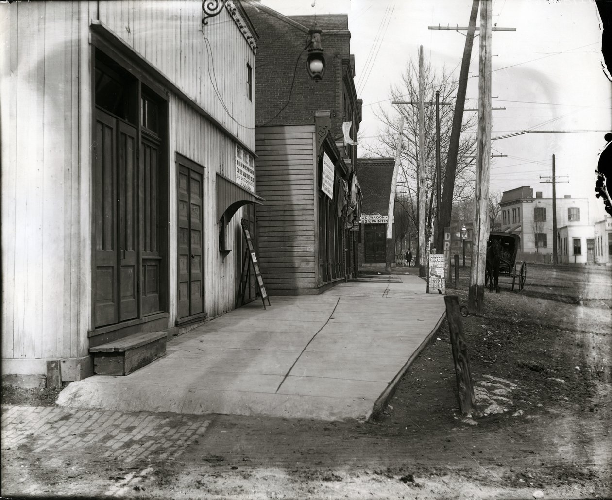 Photographie horizontale en noir et blanc de Dieckman Wagon Manufacturing à gauche au loin au 8301 Halls Ferry - William G. Swekosky