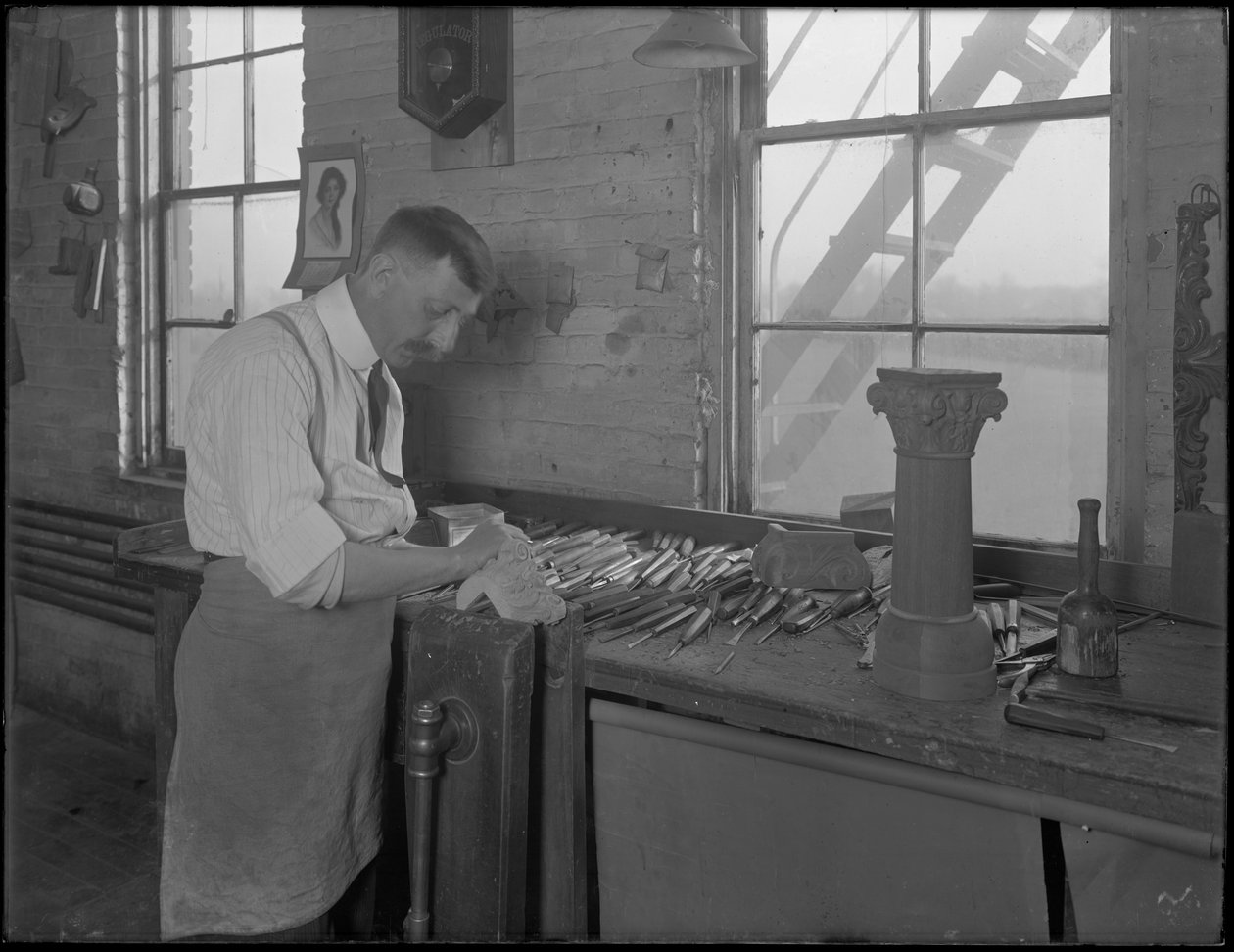 Sculpteur travaillant sur des ornements de cercueil, Oneida, New York, 3 avril 1916 - William Davis Hassler