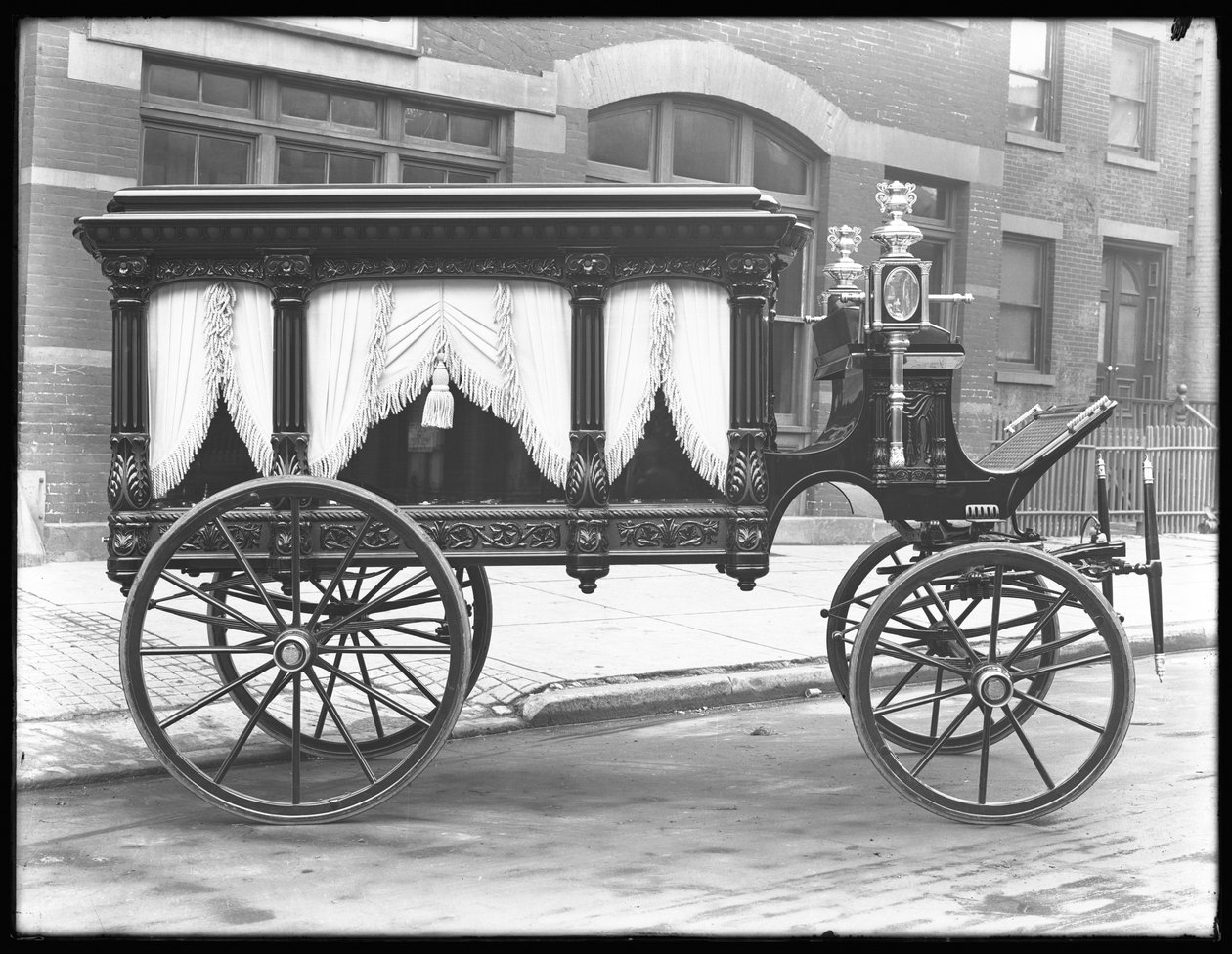 Corbillard tiré par des chevaux appartenant à F.S. York, garé sur W. 145th Street (ou E. 145th Street), New York, 1er décembre 1914 - William Davis Hassler