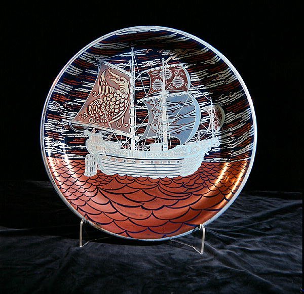 Plat avec lustre argenté, avec un galion naviguant sur une mer rouge en lustre - William de Morgan