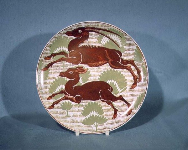 Assiette décorée de deux antilopes courant en lustre rouge rubis sur faïence crème, fin du 19ème siècle - William de Morgan
