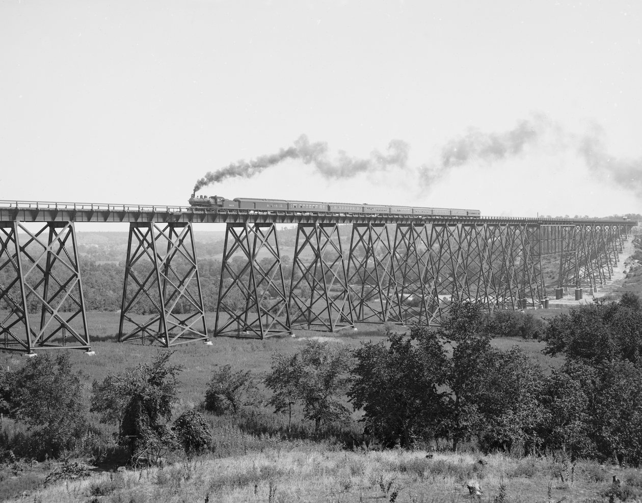 Pont ferroviaire sur la rivière Des Moines, c.1900 (photo n/b) - William Henry Jackson