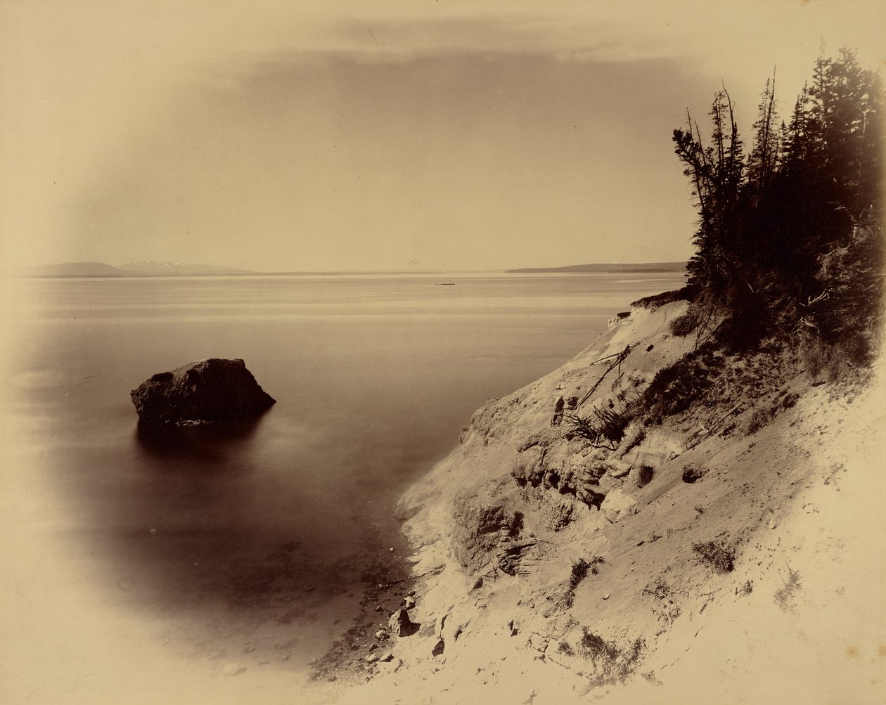 [Paysage occidental non identifié avec lac et grand rocher au large] - William Henry Jackson