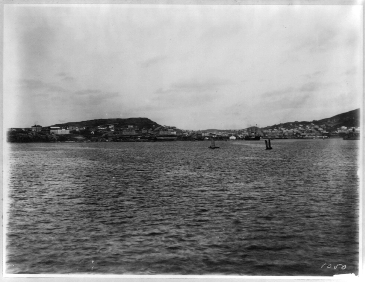 Vladivostok - vue panoramique depuis le port - William Henry Jackson