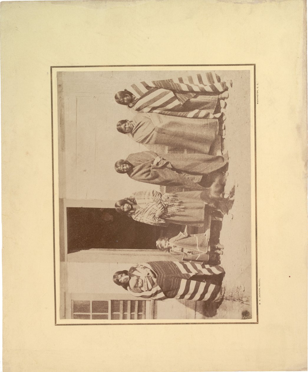 Groupe de cinq femmes amérindiennes avec une jeune fille et un bébé, 1871 - William Hicks Jackson