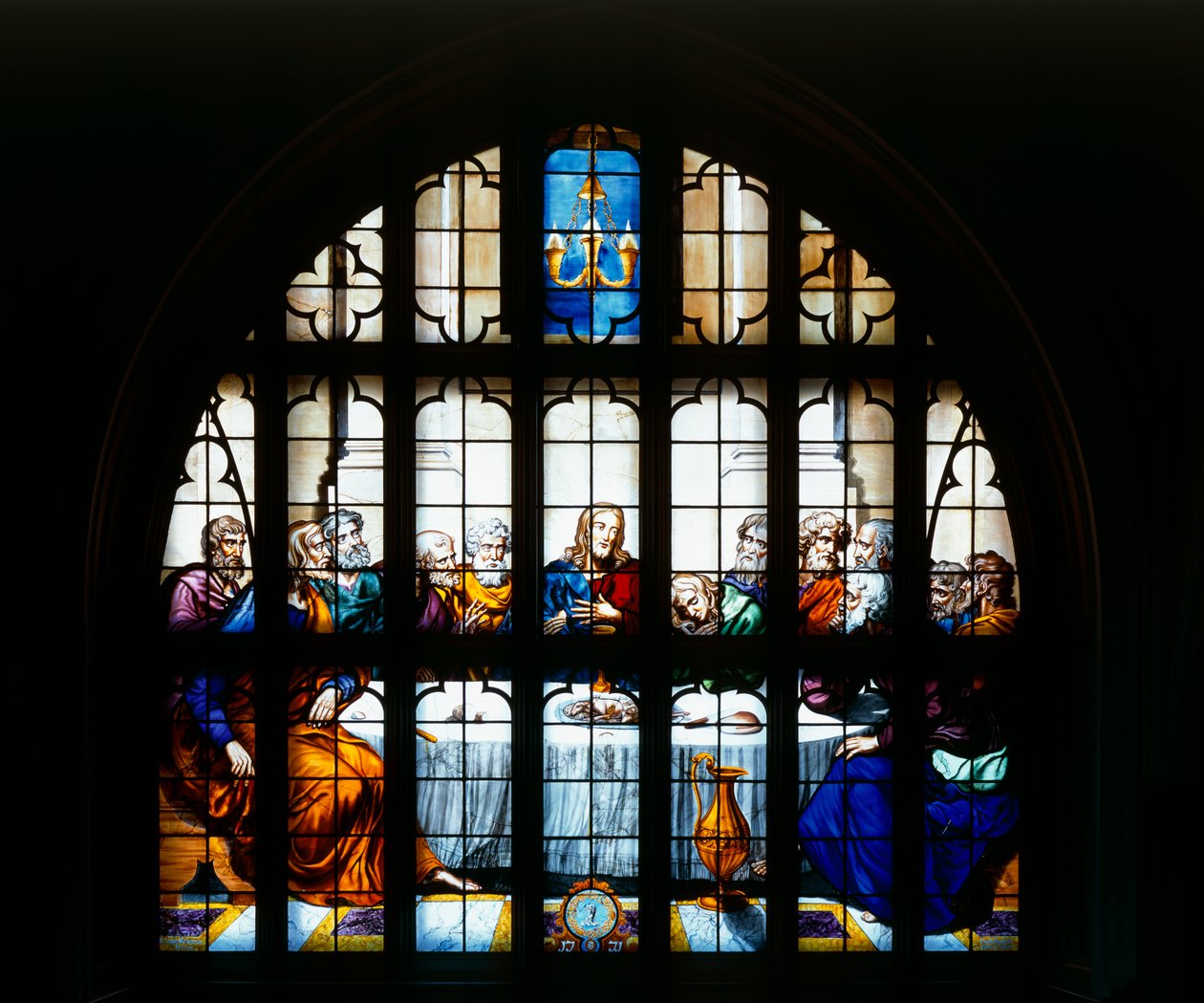 (détail) de la fenêtre de la chapelle représentant 