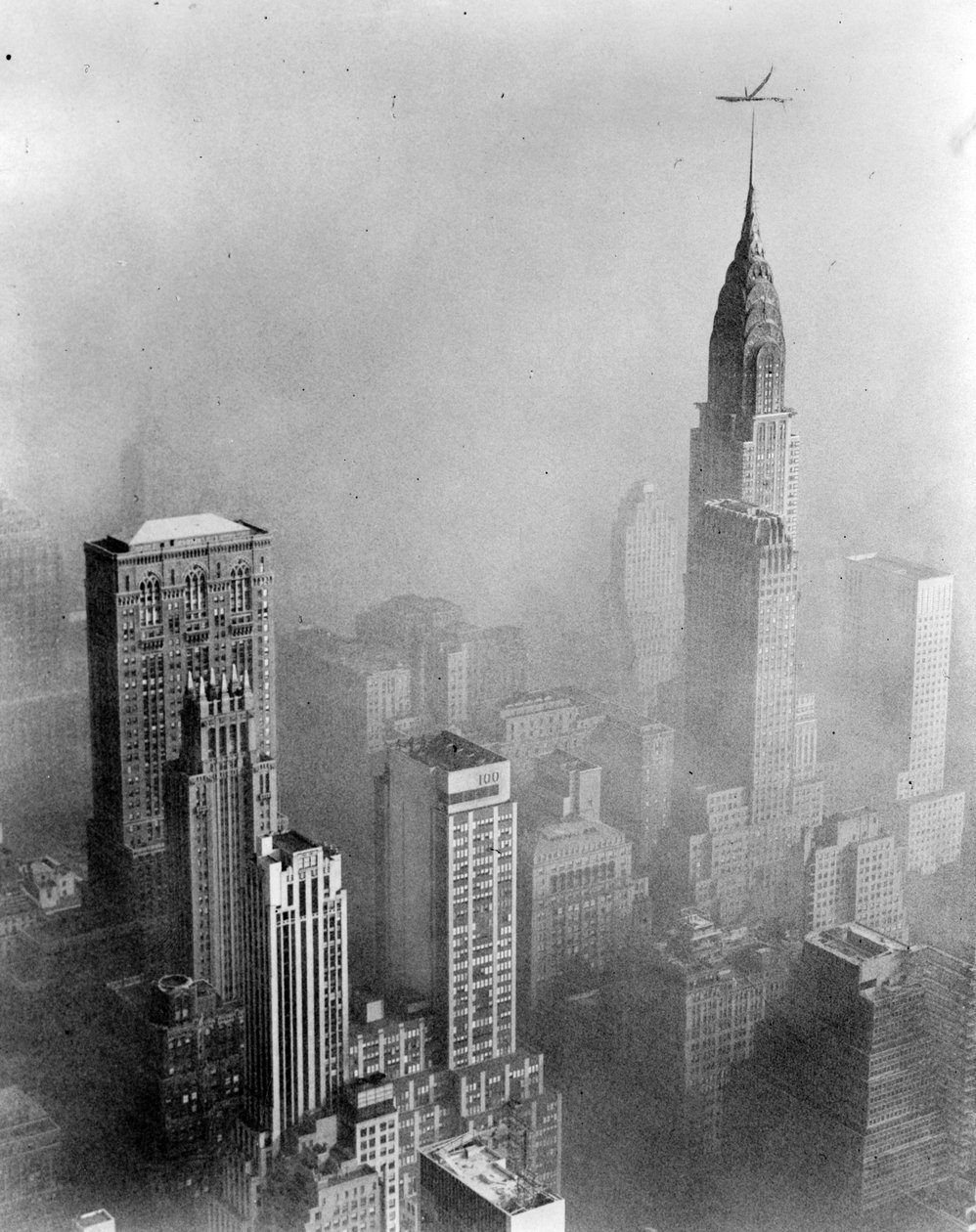 Le smog obscurcit la vue du Chrysler Building depuis l